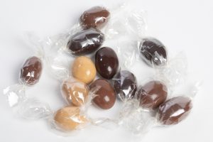 Amandes papillotées enrobées de chocolat et dragéifiées