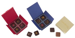 Boîte carrée avec couvercle rabattant garnie de 4 ou 6 chocolats