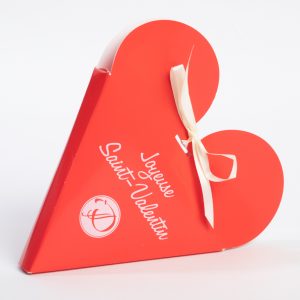 Boîte en forme de coeur garnie de chocolats