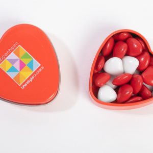 Boîte métallique en forme de coeur garnie de pastilles à la menthe